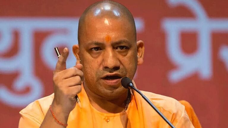 CM सिटी में योगी की सुरक्षा में चूक! कार से उतरते ही सामने से आई गाय