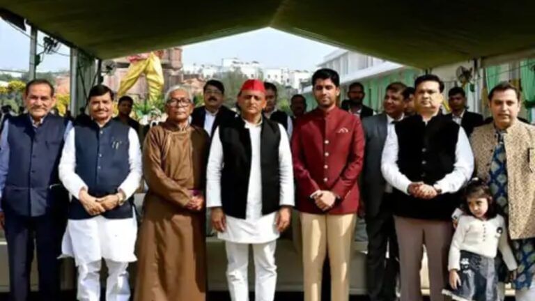 सेरिंग संग शादी के बंधन बंधेंगे आर्यन, चचेरे भाई की हल्दी के रस्म में पहुंचे अखिलेश यादव, PHOTOS