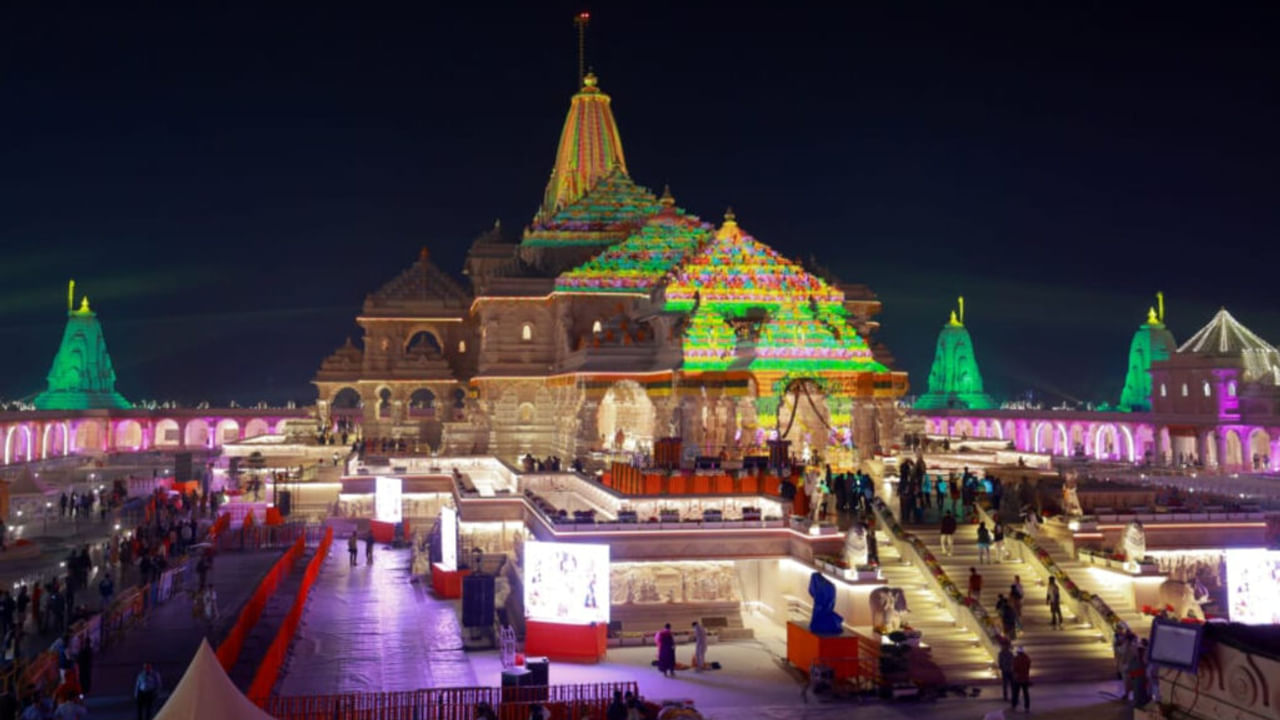 राम मंदिर ध्वजारोहण की पूर्व संध्या पर जगमगा उठी अयोध्या, देखें मनमोहक तस्वीरें