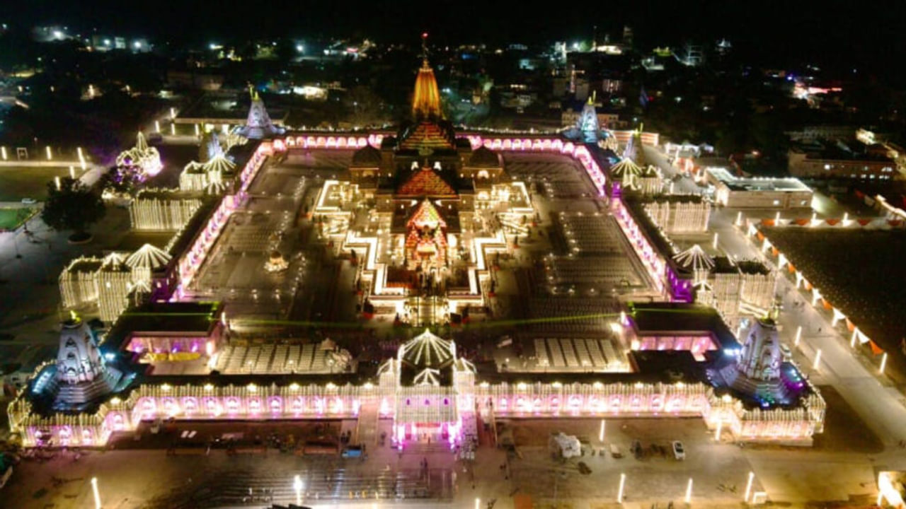 राम मंदिर ध्वजारोहण की पूर्व संध्या पर जगमगा उठी अयोध्या, देखें मनमोहक तस्वीरें