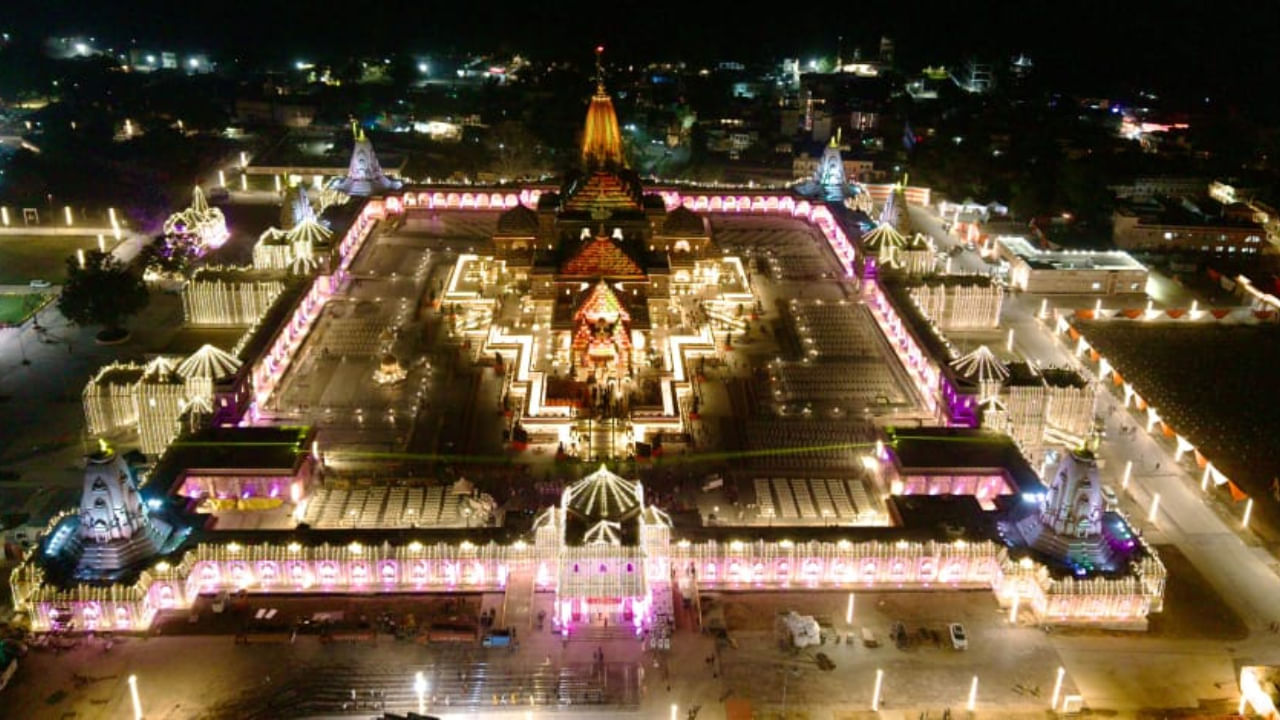 राम मंदिर ध्वजारोहण की पूर्व संध्या पर जगमगा उठी अयोध्या, देखें मनमोहक तस्वीरें