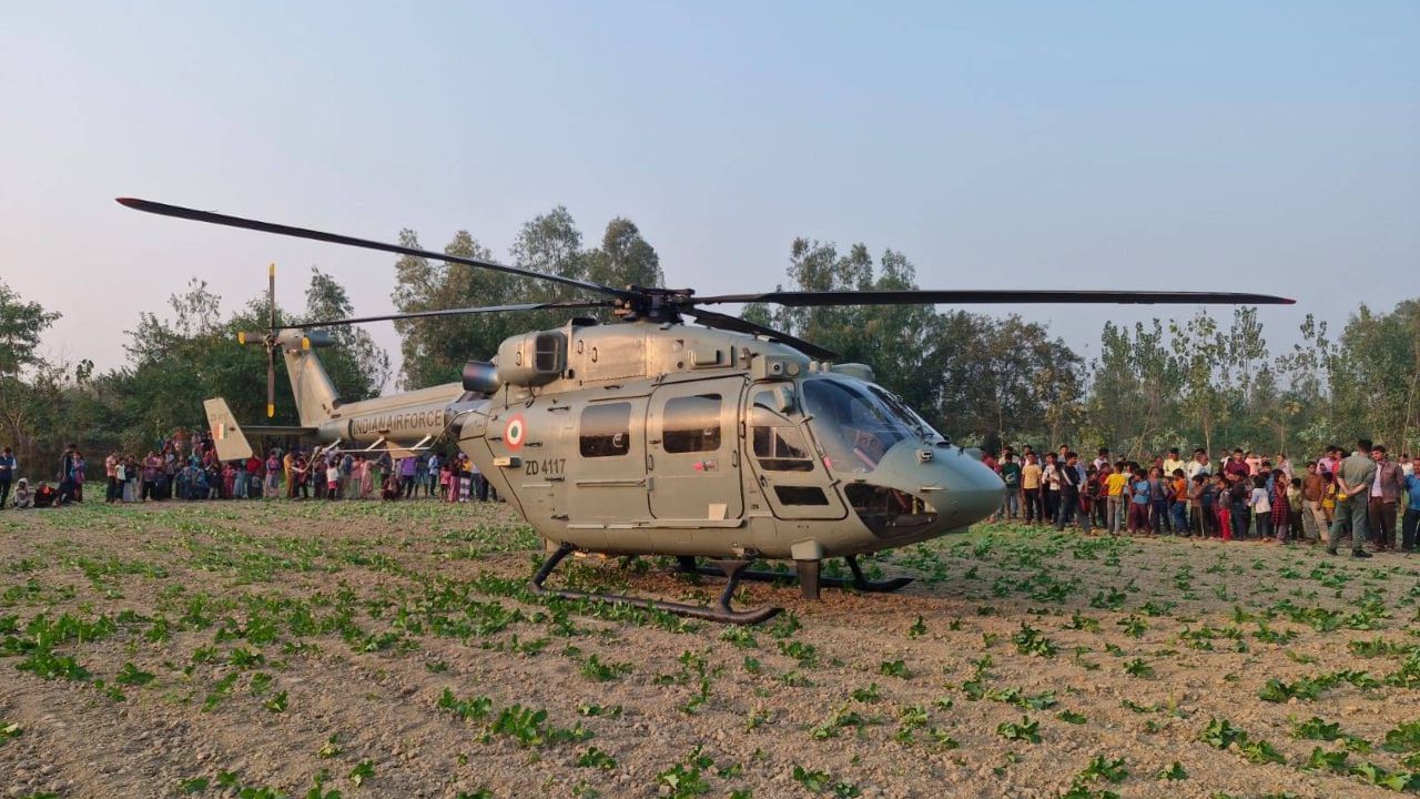 बरेली में ट्रेनिंग के दौरान अचानक खेत में उतरा IAF का हेलिकॉप्टर, टैक्निकल ग्लिच या कुछ और वजह?