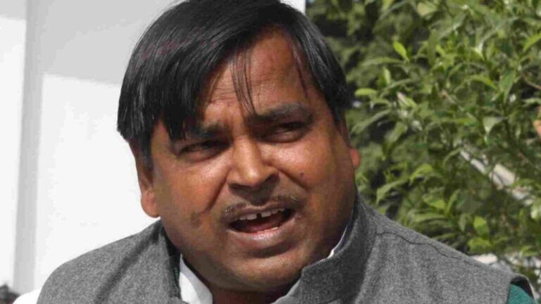 पूर्व मंत्री गायत्री प्रजापति को मिली पैरोल, गैंगरेप में काट रहे सजा