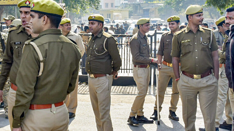 ताबड़तोड़ फायरिंग से दहला पूर्व प्रधानमंत्री का गांव, पांच लोग घायल