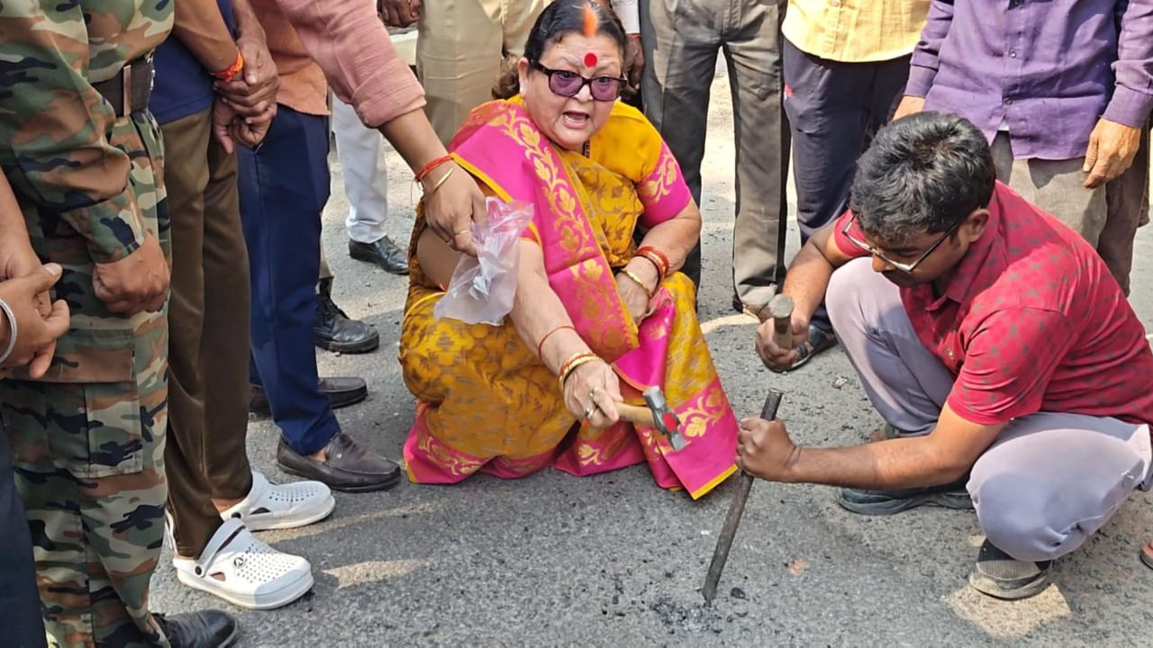 फिर दिखा कानपुर मेयर का रौद्र रूप, खोली घटिया सड़क की पोल; कहा- CM के पास जाकर बैठ जाउंगी