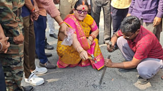 फिर दिखा कानपुर मेयर का रौद्र रूप, खोली घटिया सड़क की पोल; कहा- CM के पास जाकर बैठ जाउंगी