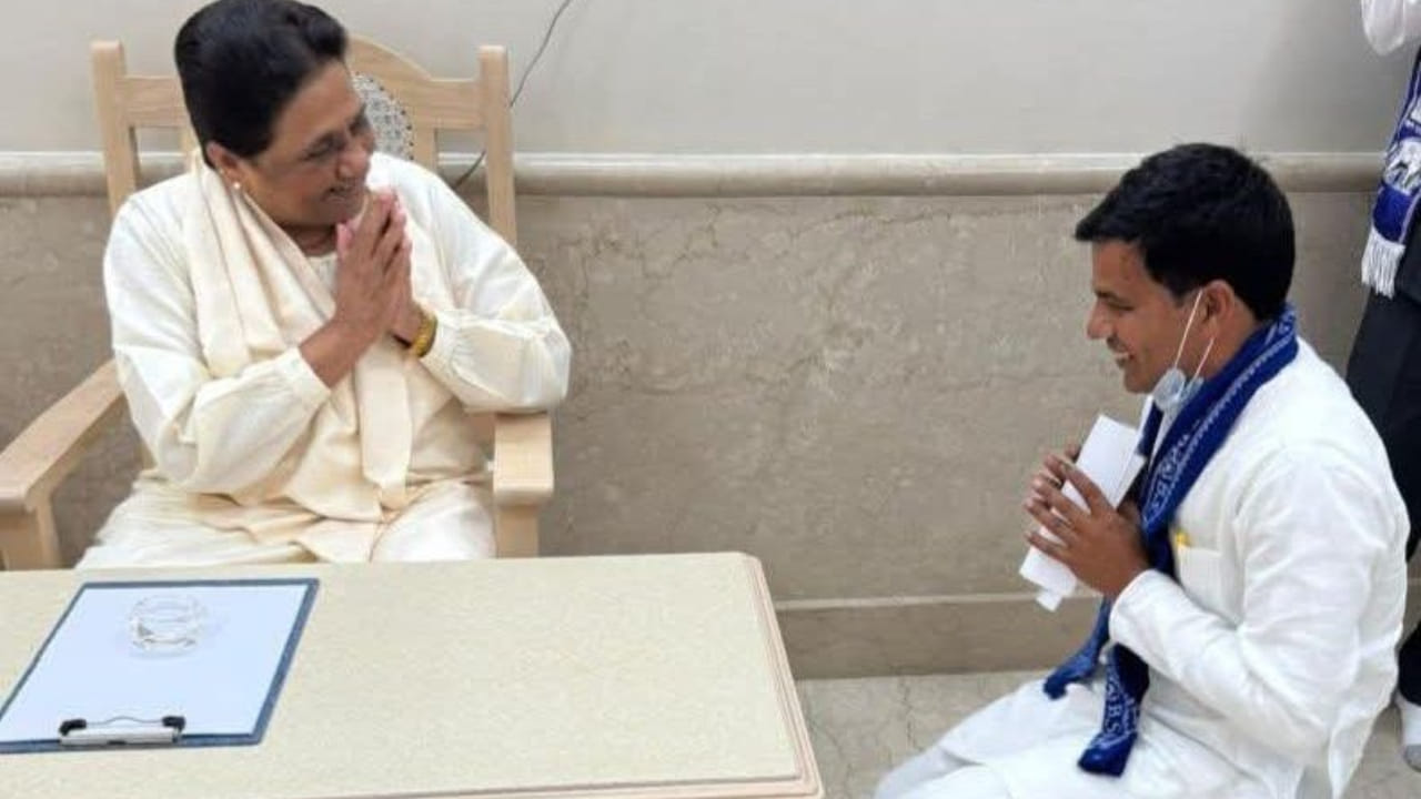 बिहार के इकलौते BSP विधायक ने मायावती से की मुलाकात, घुटनों पर बैठकर जताया आभार; फोटो वायरल