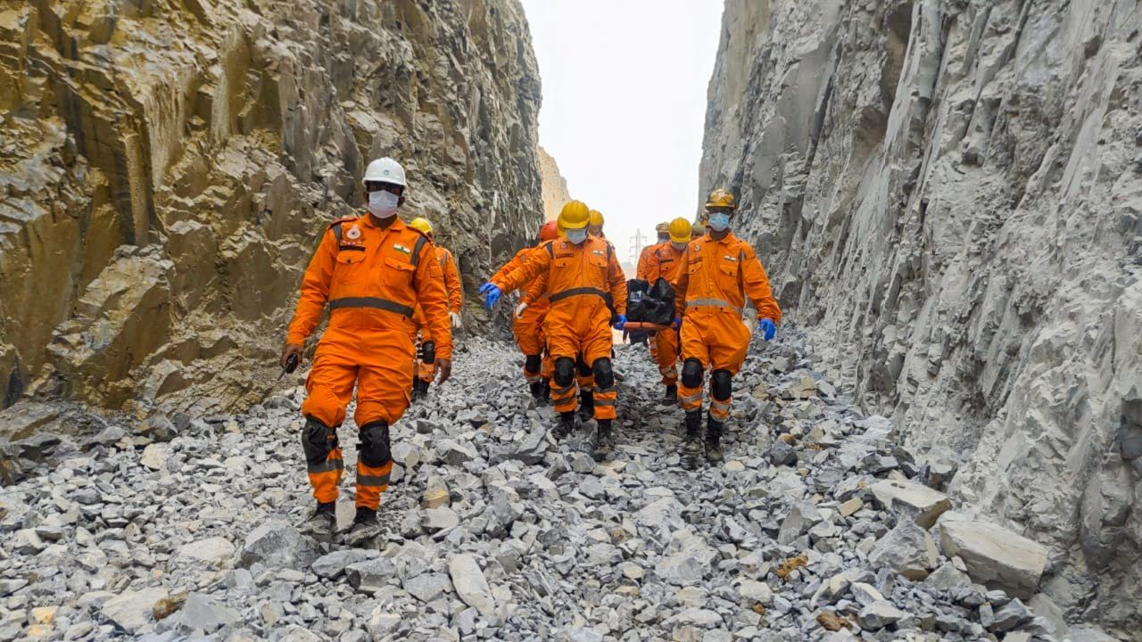 सोनभद्र खनन हादसा: 52 घंटे से रेस्क्यू जारी, अब तक 7 मौतें; DM के हलफनामे पर उठे सवाल