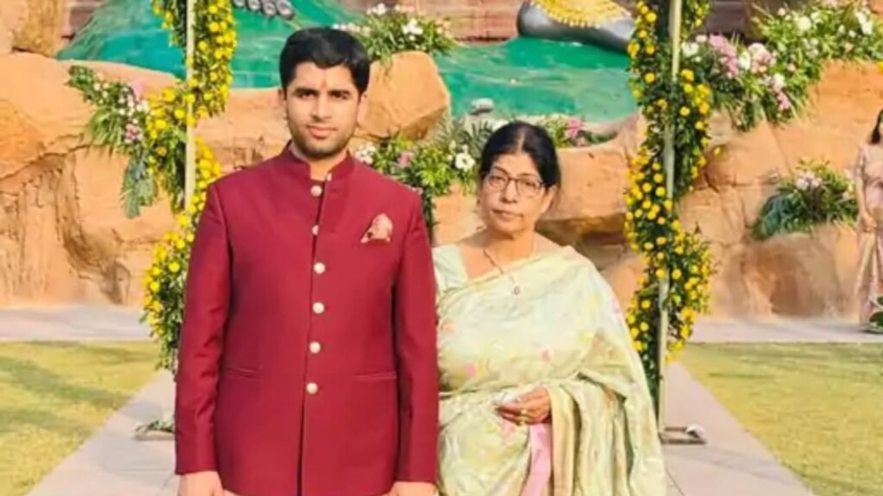 सेरिंग संग शादी के बंधन बंधेंगे आर्यन, चचेरे भाई की हल्दी के रस्म में पहुंचे अखिलेश यादव, PHOTOS