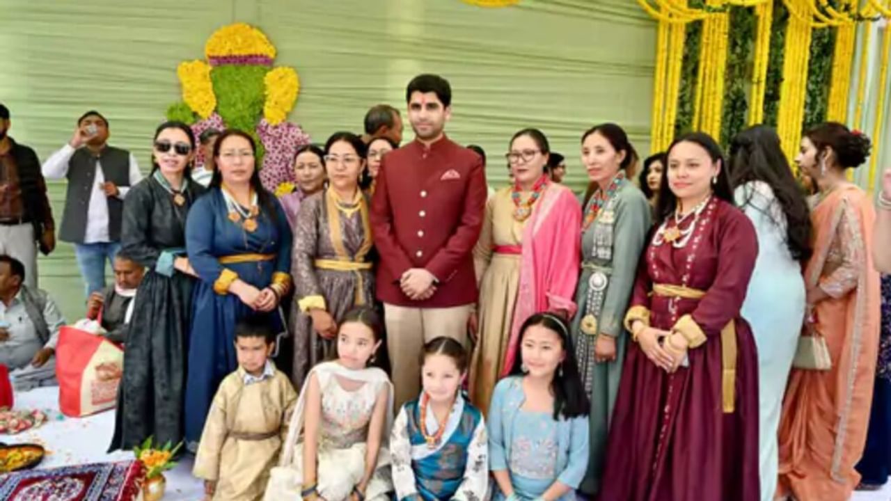 सेरिंग संग शादी के बंधन बंधेंगे आर्यन, चचेरे भाई की हल्दी के रस्म में पहुंचे अखिलेश यादव, PHOTOS