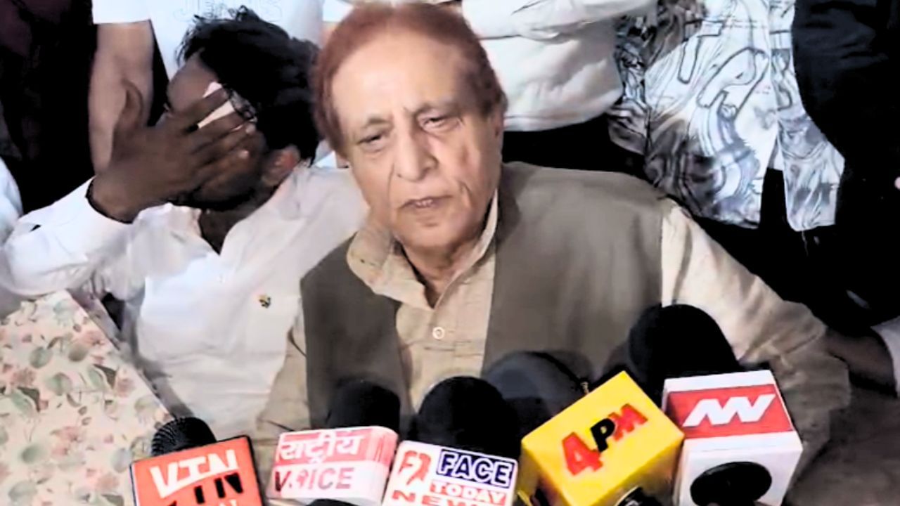 बहुत खराब है माली हालत, कोई खरीदने को तैयार नहीं घर मकान; मेरठ में ऐसा क्यों बोले सपा नेता आजम खान?