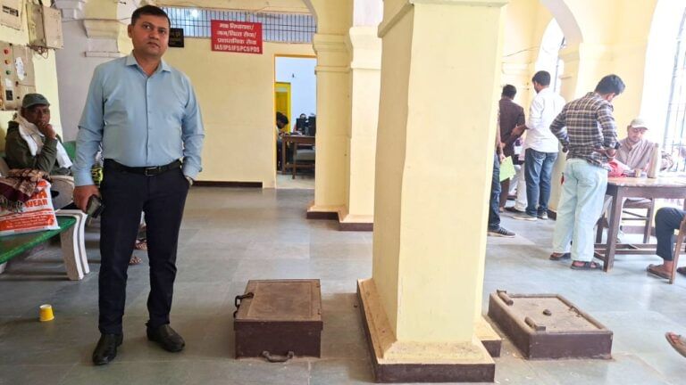 जंग लगा, न रंग उतरा; बलिया में आज भी सुरक्षित हैं अंग्रेजों की तिजोरी