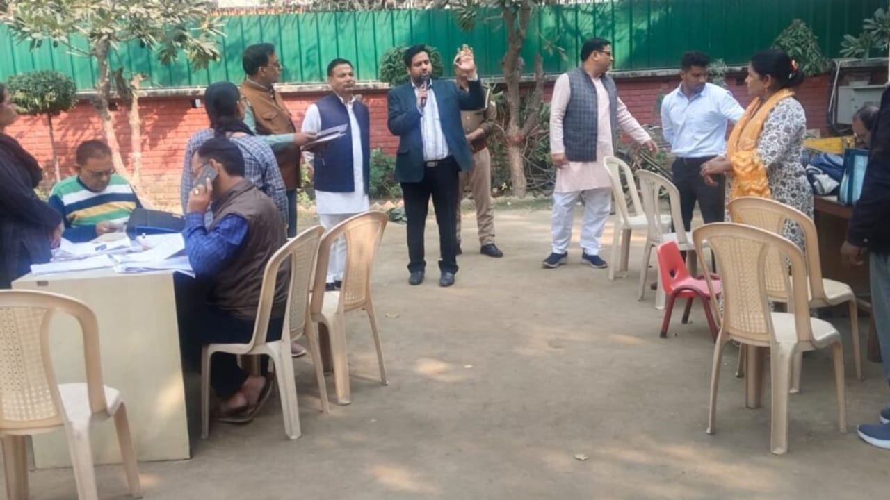 SIR में लापरवाही पर गाजियाबाद में बड़ा एक्शन, 21 BLO पर FIR; DM ने चलाया जागरुकता अभियान… Photos