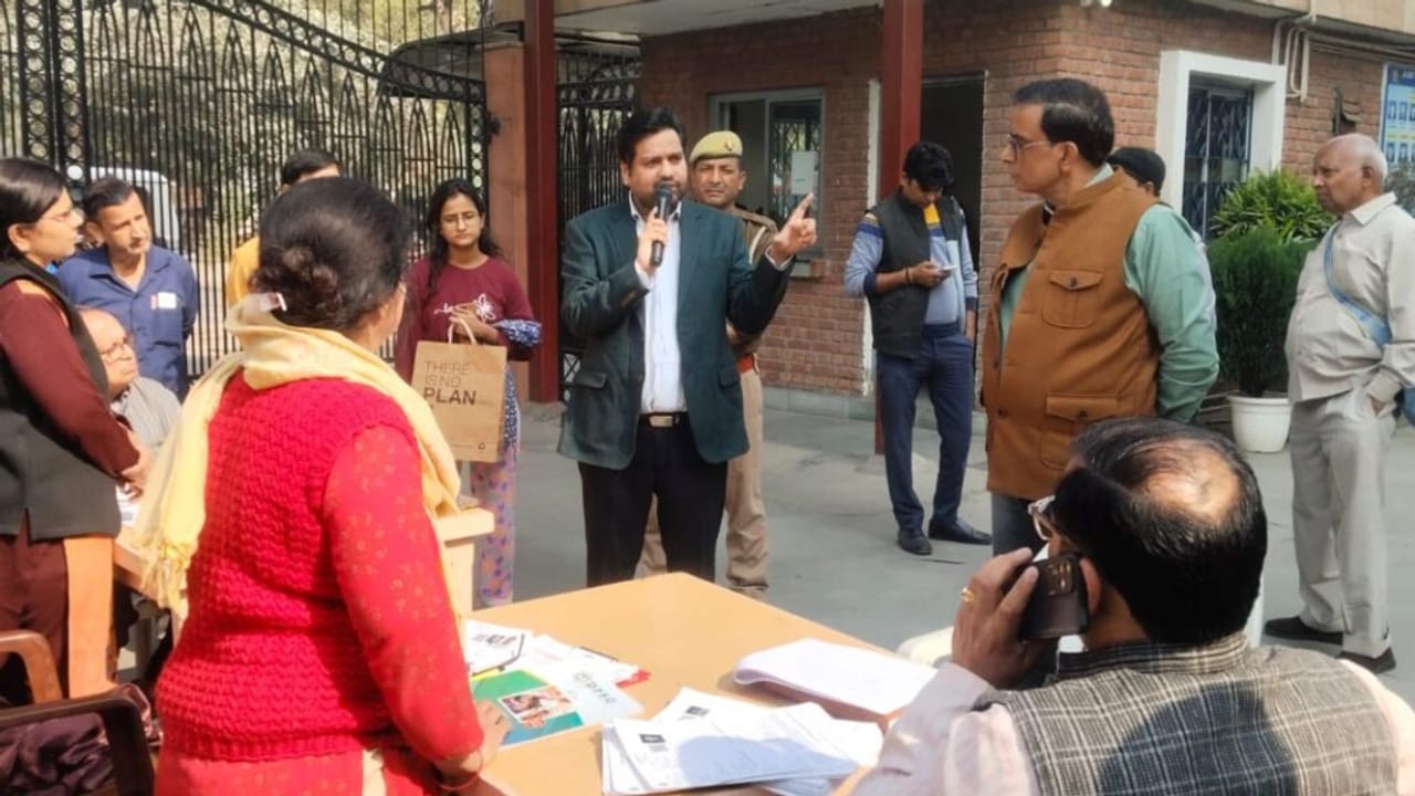 SIR में लापरवाही पर गाजियाबाद में बड़ा एक्शन, 21 BLO पर FIR; DM ने चलाया जागरुकता अभियान… Photos