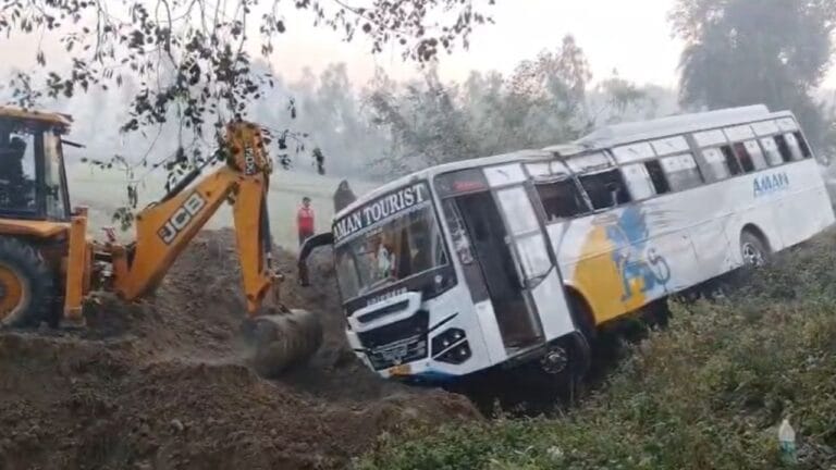 शाहजहांपुर में पेड़ से टकराकर खाई में पलटी बस, हादसे की वजह गूगल मैप!