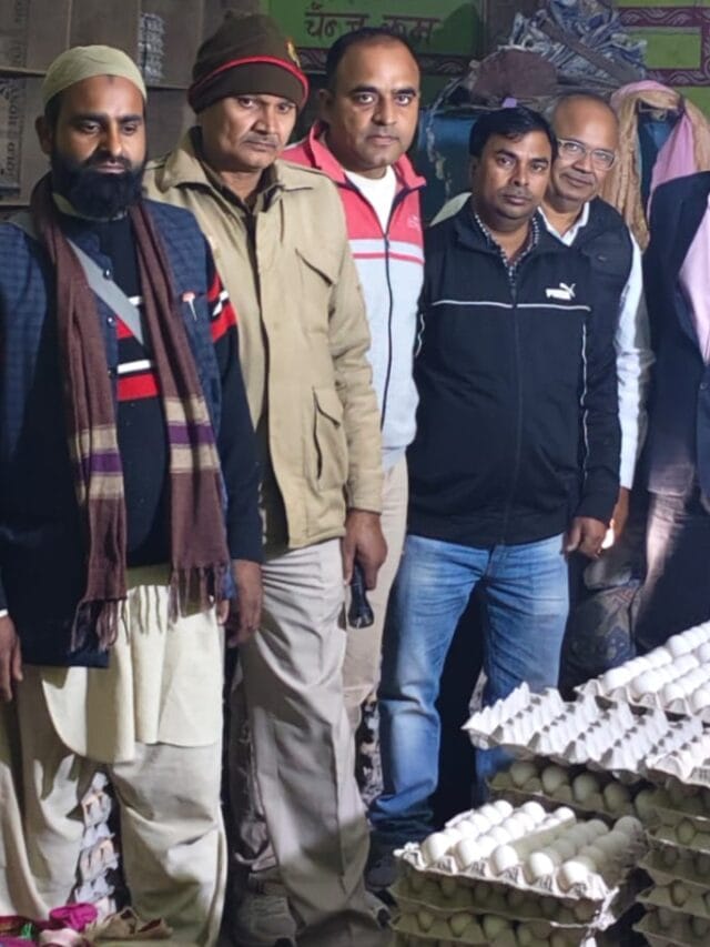 सावधान! कहीं आप तो नहीं खा रहे नकली अंडे? मुरादाबाद में ऐसे हुआ भंडाफोड़