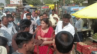 एक लड़की, दो आशिक, जालौन में बीच सड़क पर WWE, वीडियो हुआ वायरल