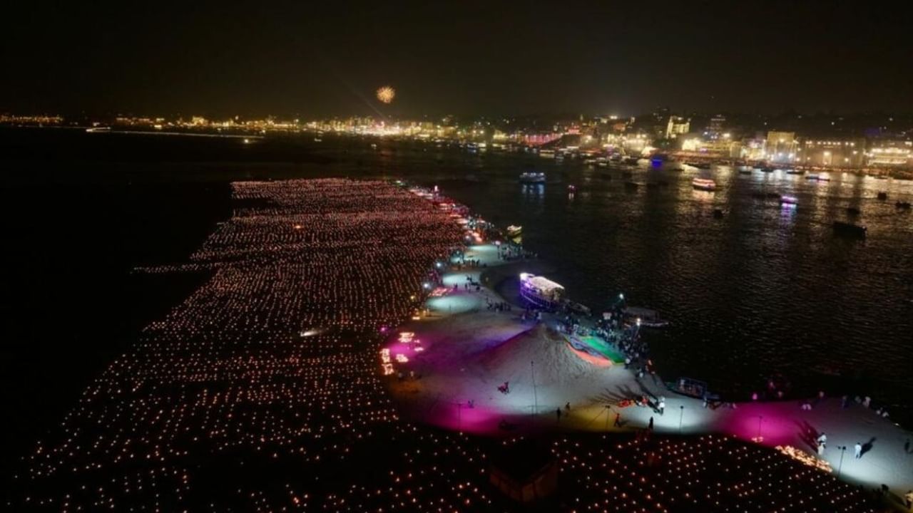 फीका पड़ गया स्वर्ग का वैभव, 20 लाख दीयों की रोशनी में निखर उठी काशी; देखें देव दीपावली की तस्वीरें