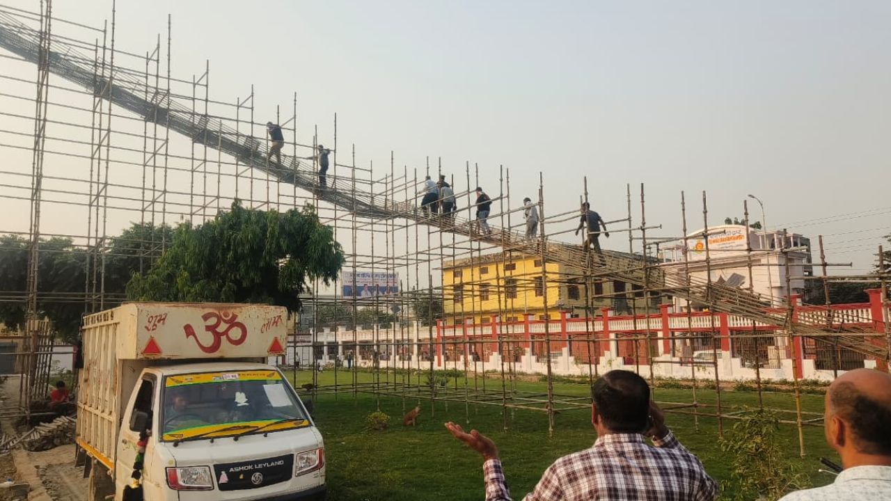 10 लोगों की मौत के बाद भी नहीं लिया सबक, बिना अनुमति फिर शुरू हुआ 65 फीट ऊंचे मचान का निर्माण