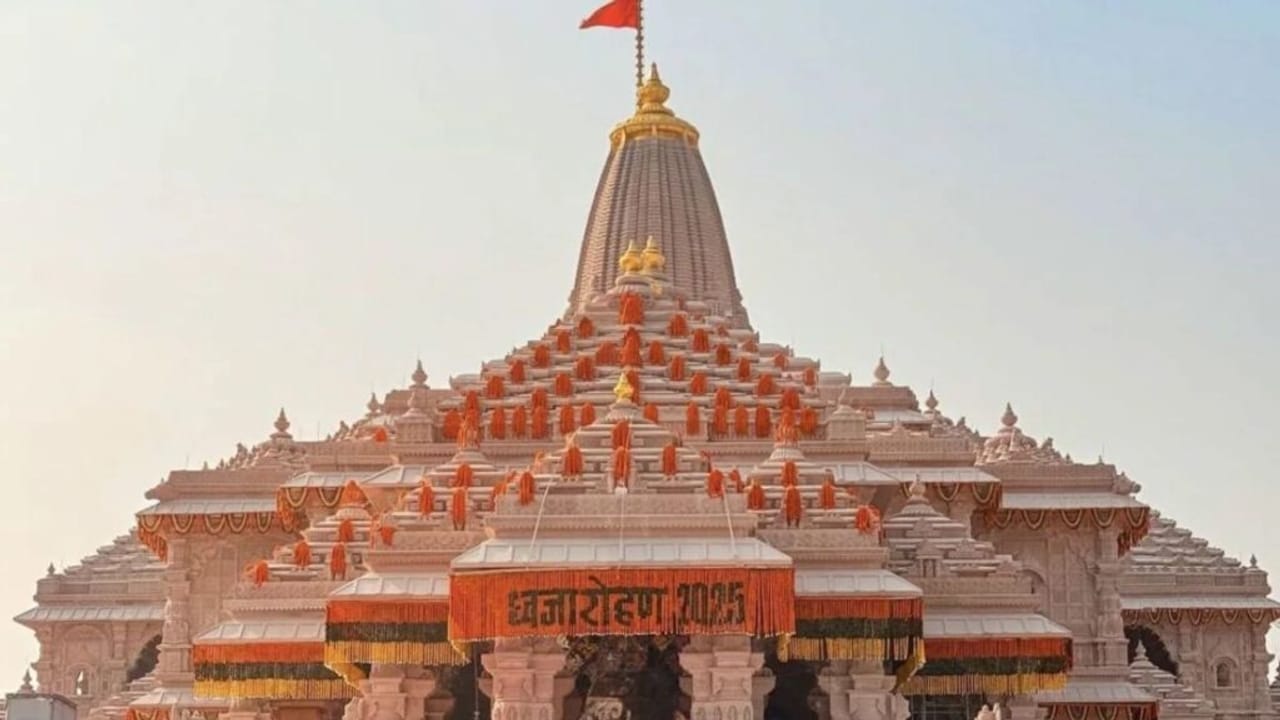 सूर्य की पहली किरण से चमक उठी धर्म ध्वजा, खिले श्रद्धालुओं के चेहरे; दर्शन को लगी लंबी कतार… Photos