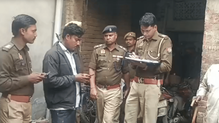 पति ने पत्नी संग किया ऐसा कांड, कमरे का नजारा देख निकली बच्चों की चीख