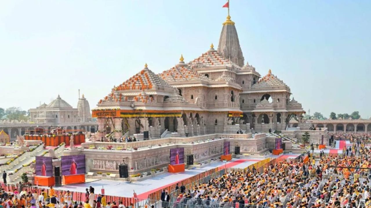 सूर्य की पहली किरण से चमक उठी धर्म ध्वजा, खिले श्रद्धालुओं के चेहरे; दर्शन को लगी लंबी कतार… Photos