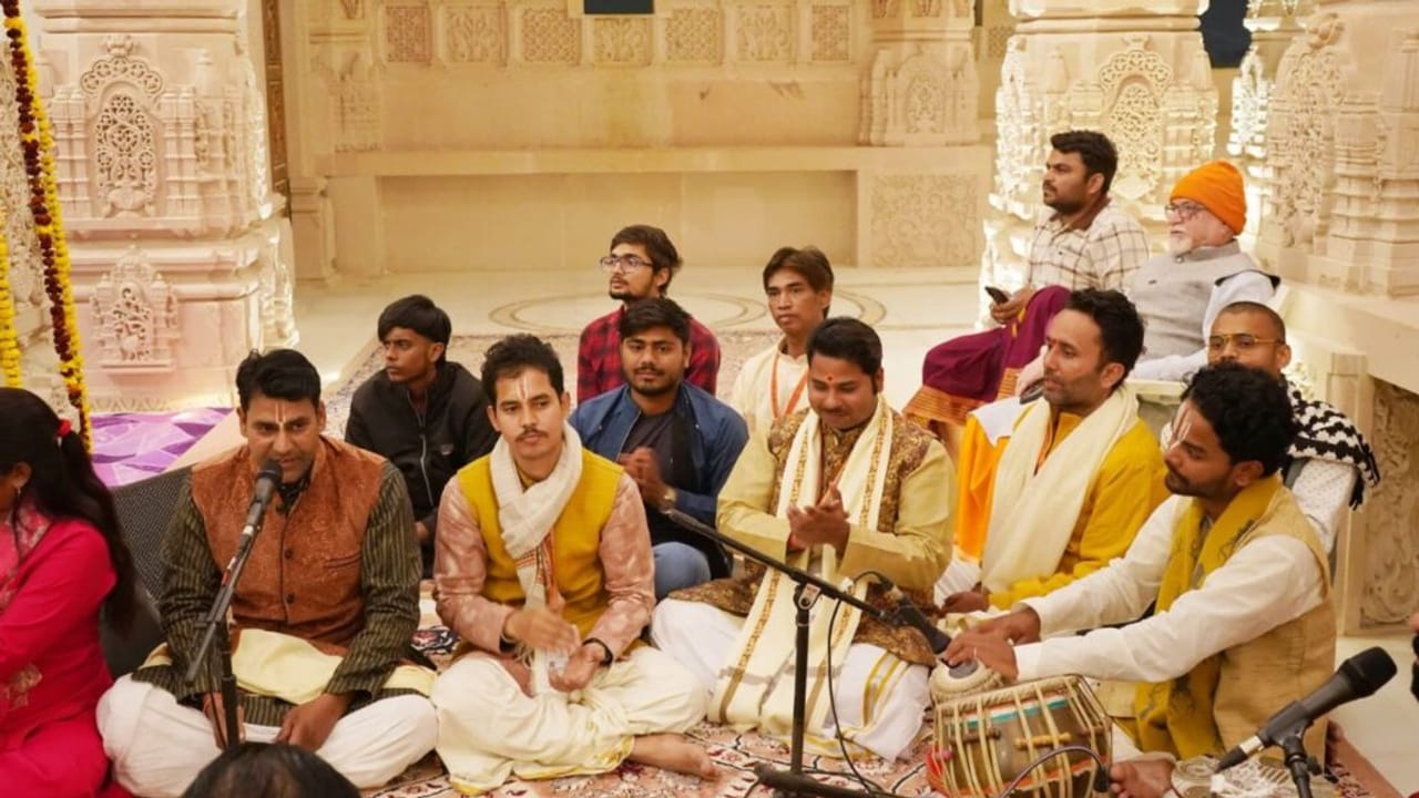 सूर्य की पहली किरण से चमक उठी धर्म ध्वजा, खिले श्रद्धालुओं के चेहरे; दर्शन को लगी लंबी कतार… Photos