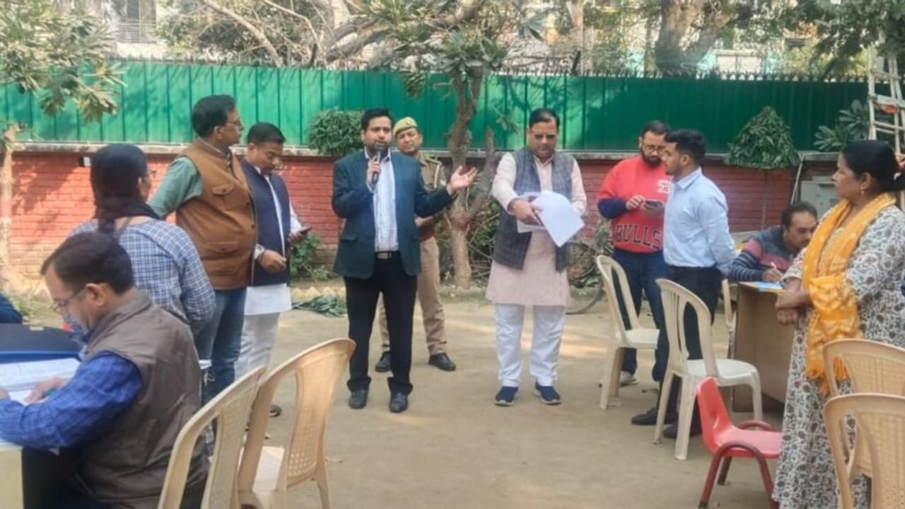 SIR में लापरवाही पर गाजियाबाद में बड़ा एक्शन, 21 BLO पर FIR; DM ने चलाया जागरुकता अभियान… Photos