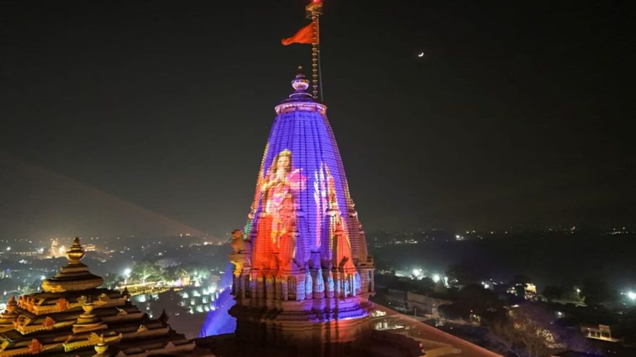 सूर्य की पहली किरण से चमक उठी धर्म ध्वजा, खिले श्रद्धालुओं के चेहरे; दर्शन को लगी लंबी कतार… Photos