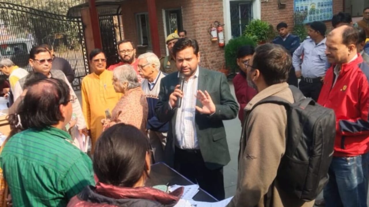 SIR में लापरवाही पर गाजियाबाद में बड़ा एक्शन, 21 BLO पर FIR; DM ने चलाया जागरुकता अभियान… Photos