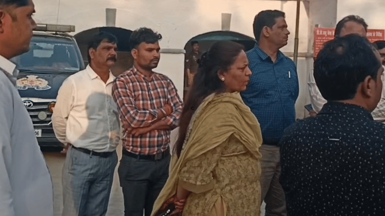 AE-JE को कमरे में बंद कर पीटा, CCTV का DVR भी उड़ा ले गए दबंग, उन्नाव में 6 के खिलाफ FIR दर्ज