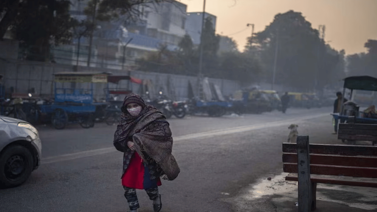 यूपी में ठंड और पॉल्यूशन का डबल अटैक, नोएडा-गाजियाबाद में और जहरीली हुई हवा, सांस लेना भी मुश्किल