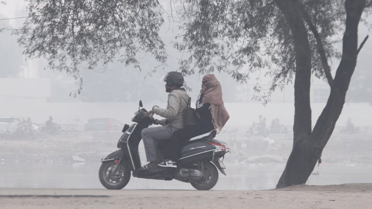 यूपी में शीतलहर की एंट्री, कई जिलों में दमघोंटू हुई हवा, जानें अपने शहर का हाल