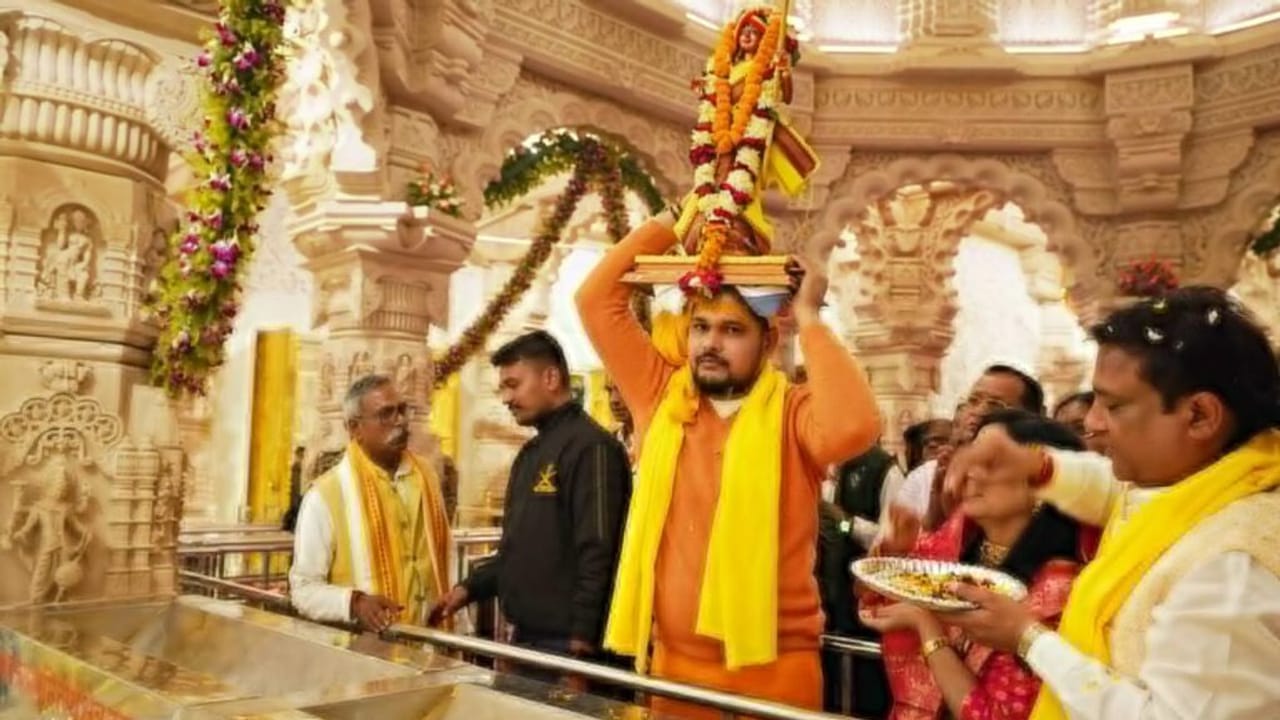 सूर्य की पहली किरण से चमक उठी धर्म ध्वजा, खिले श्रद्धालुओं के चेहरे; दर्शन को लगी लंबी कतार… Photos