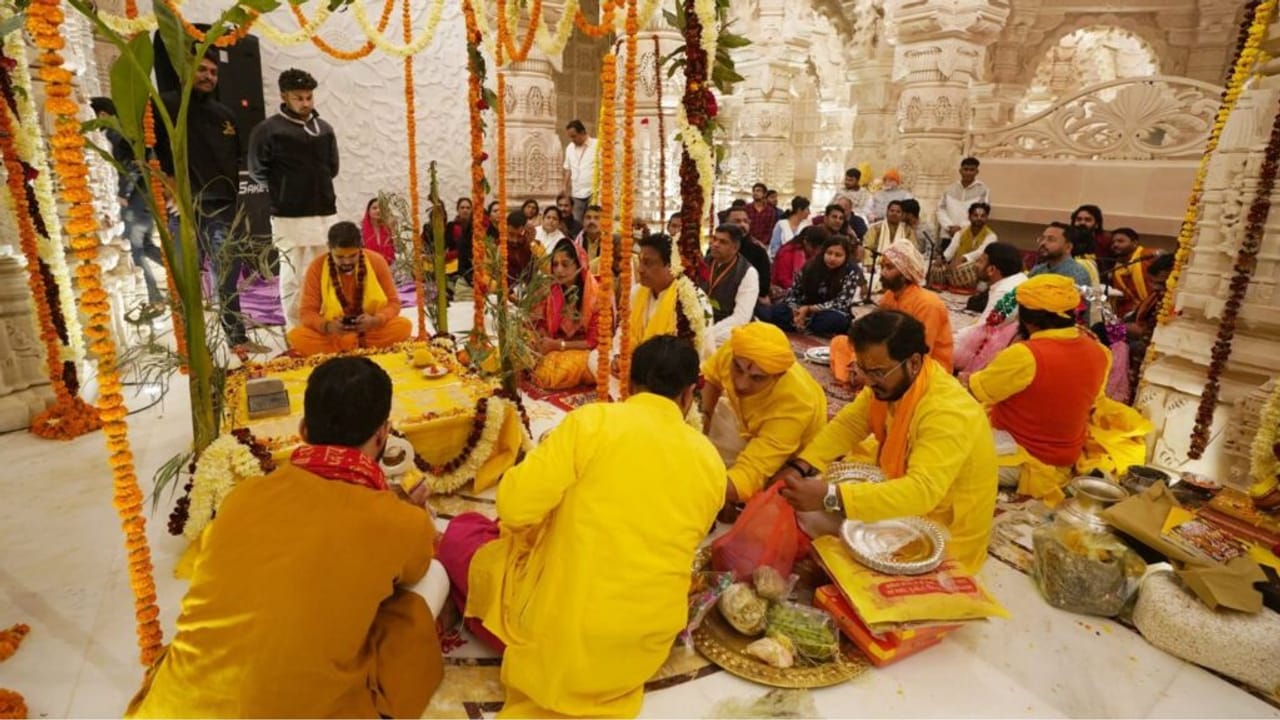 सूर्य की पहली किरण से चमक उठी धर्म ध्वजा, खिले श्रद्धालुओं के चेहरे; दर्शन को लगी लंबी कतार… Photos