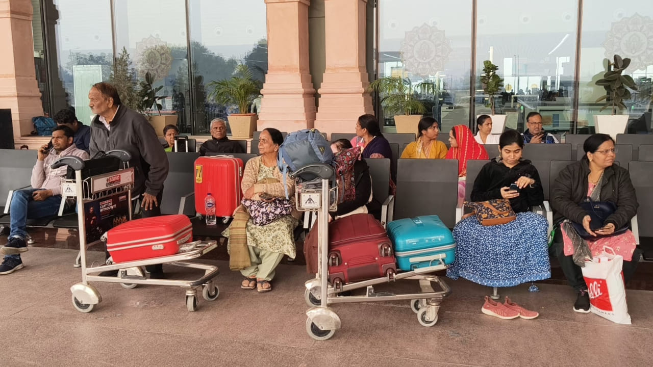 इंडिगो संकट का 6वां दिन: अयोध्या एयरपोर्ट पर फंसे सैकड़ों श्रद्धालु, अधिकारी बोले- 5 में से केवल एक फ्लाइट कैंसिल