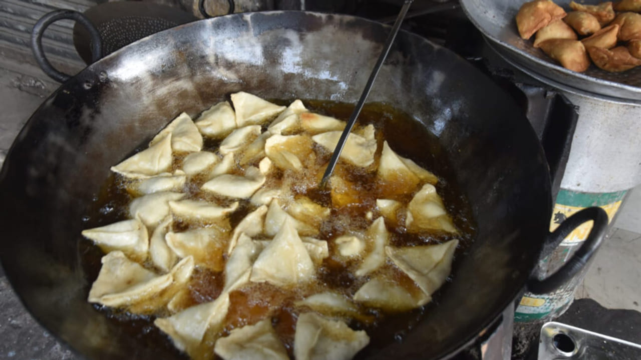 मुरादाबाद: 25 पैसे से 10 रुपये तक का सफर, 20 साल बाद भी ‘जय समोसा’ का वैसा ही स्वाद