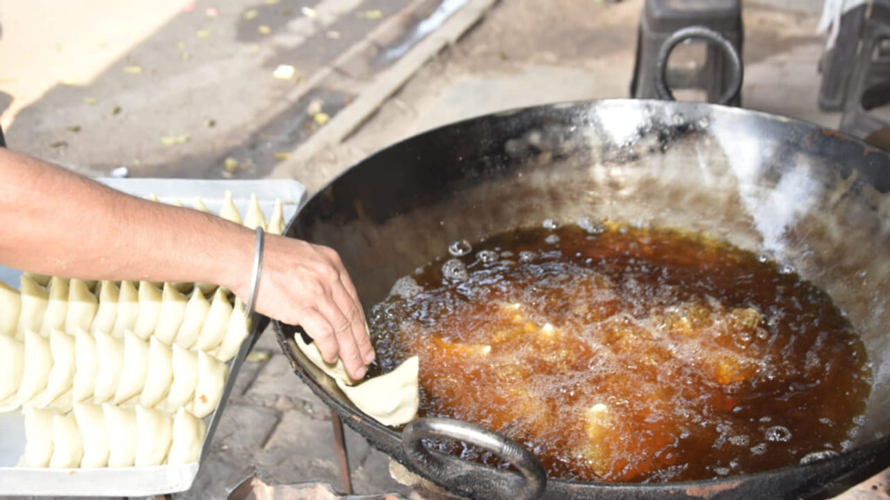 मुरादाबाद: 25 पैसे से 10 रुपये तक का सफर, 20 साल बाद भी ‘जय समोसा’ का वैसा ही स्वाद