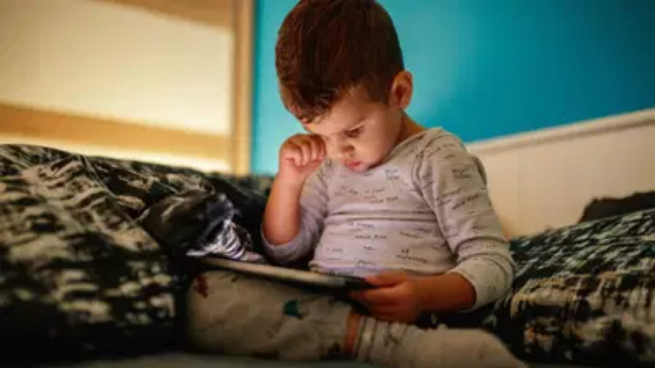 मोबाइल-वीडियो गेम से सूख रहा है आपके बच्चे के आंखों का पानी, चौंकाने वाला खुलासा