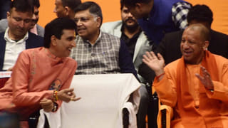 ‘योगी संत हैं, दुर्जन को भी देते हैं मोक्ष’, कुमार विश्वास ने मंच से ली चुटकी तो CM ने लगाए ठहाके