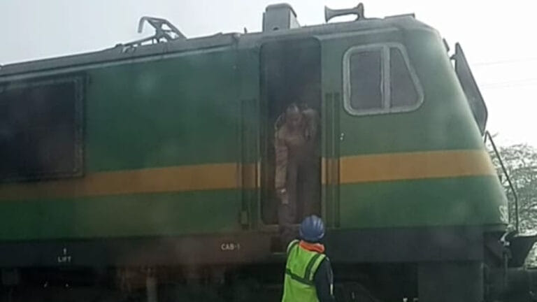 ट्रेन है, अपनी कार नहीं… लोको पायलट ने सिगरेट लेने के लिए रोक दी ट्रेन