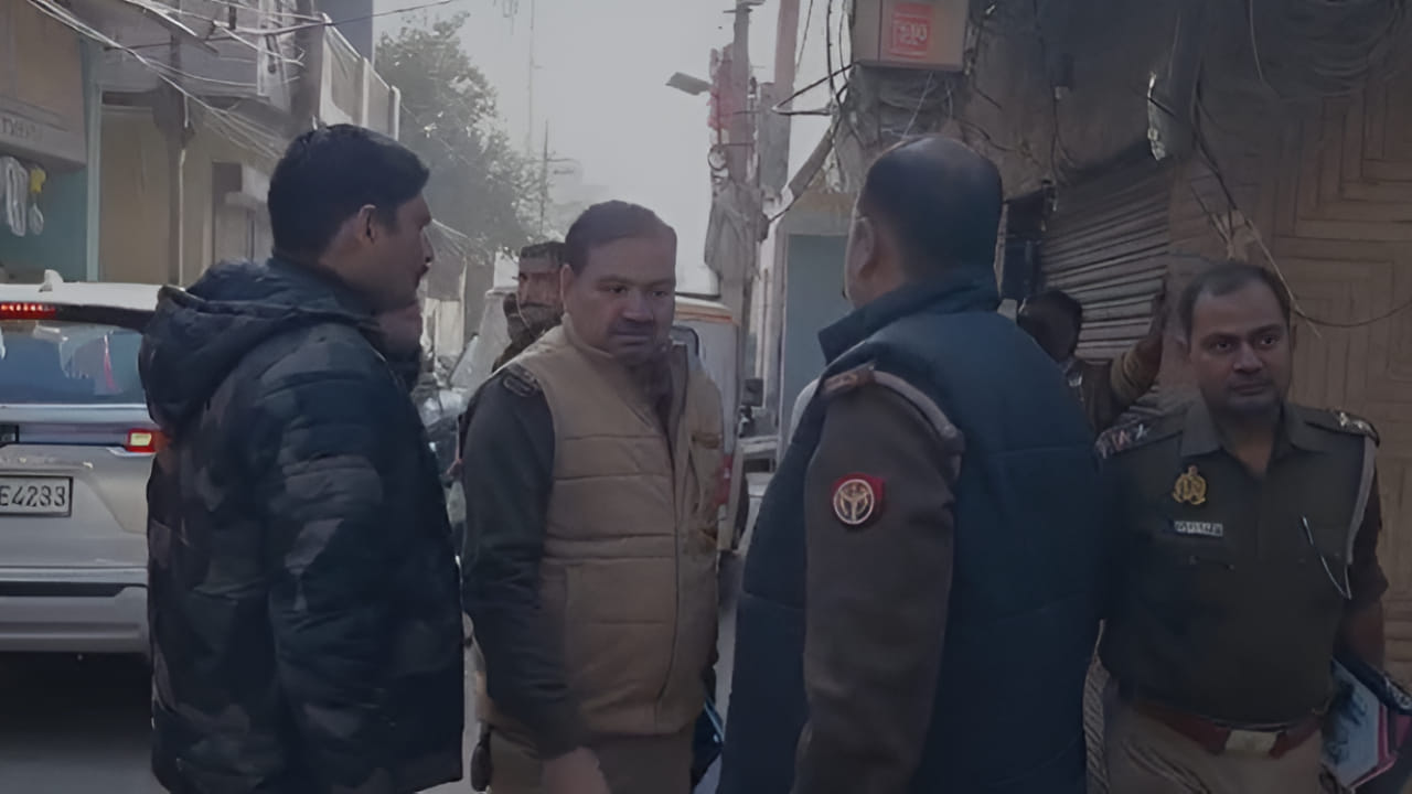 गाजियाबाद में बेटे ने मां का किया कत्ल, खून से सना हथियार लेकर थाने पहुंचा, कहां- लाश घर में पड़ी है