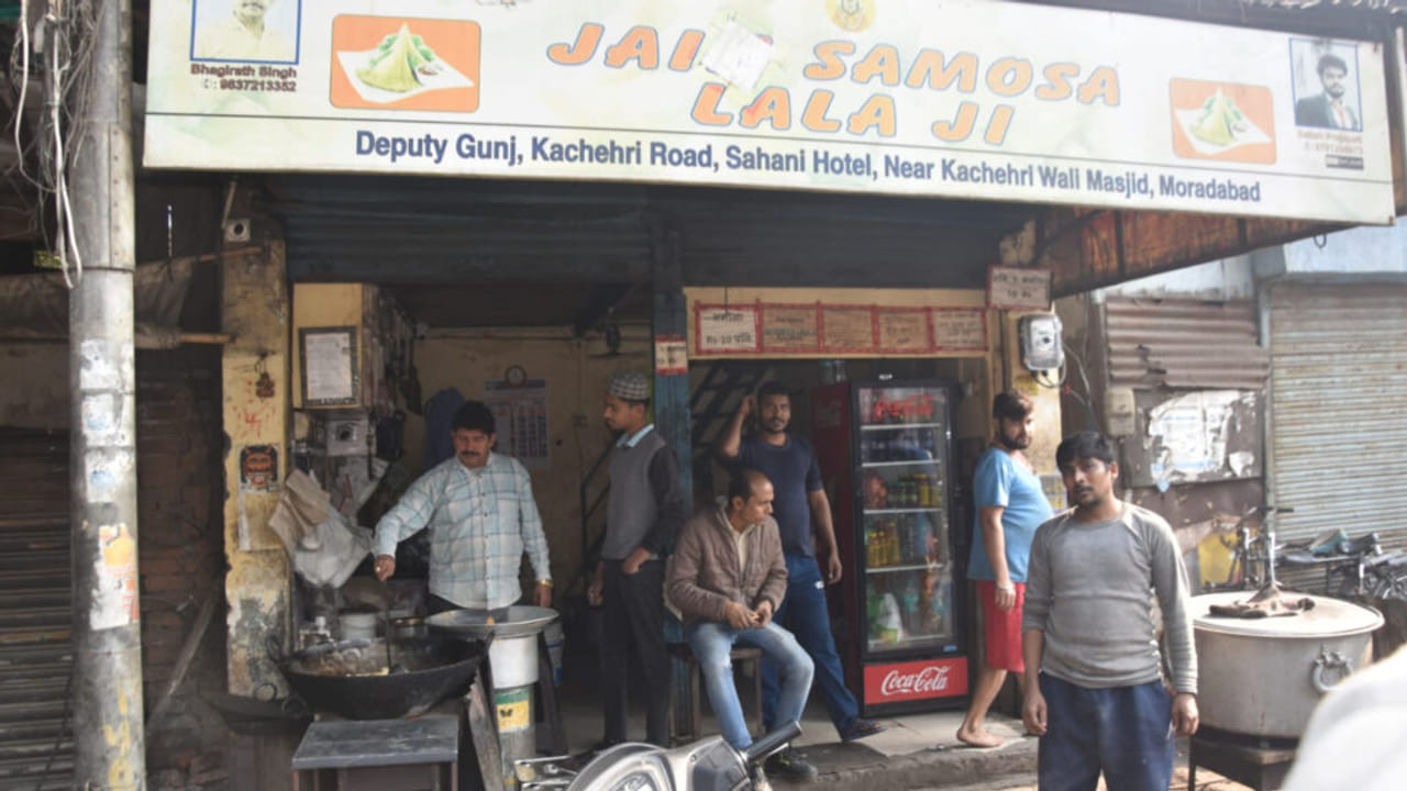 मुरादाबाद: 25 पैसे से 10 रुपये तक का सफर, 20 साल बाद भी ‘जय समोसा’ का वैसा ही स्वाद