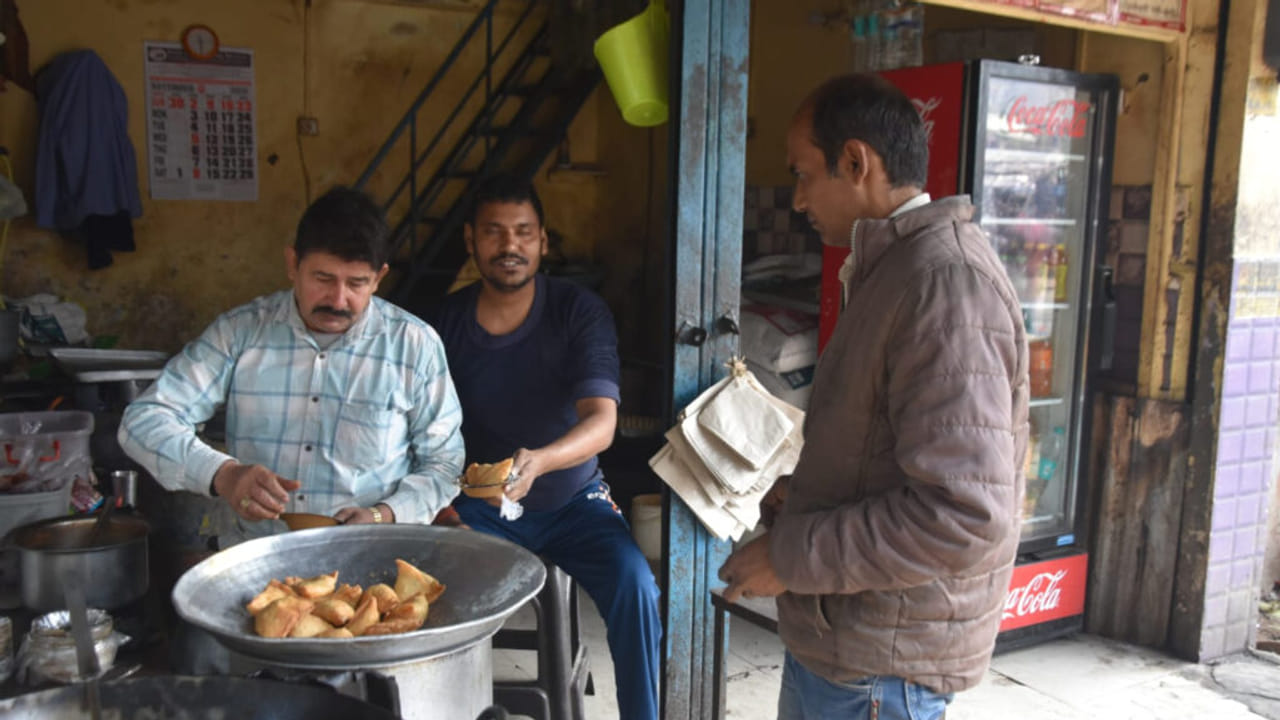 मुरादाबाद: 25 पैसे से 10 रुपये तक का सफर, 20 साल बाद भी ‘जय समोसा’ का वैसा ही स्वाद