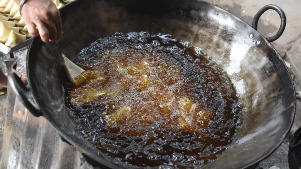 मुरादाबाद: 25 पैसे से 10 रुपये तक का सफर, 20 साल बाद भी ‘जय समोसा’ का वैसा ही स्वाद