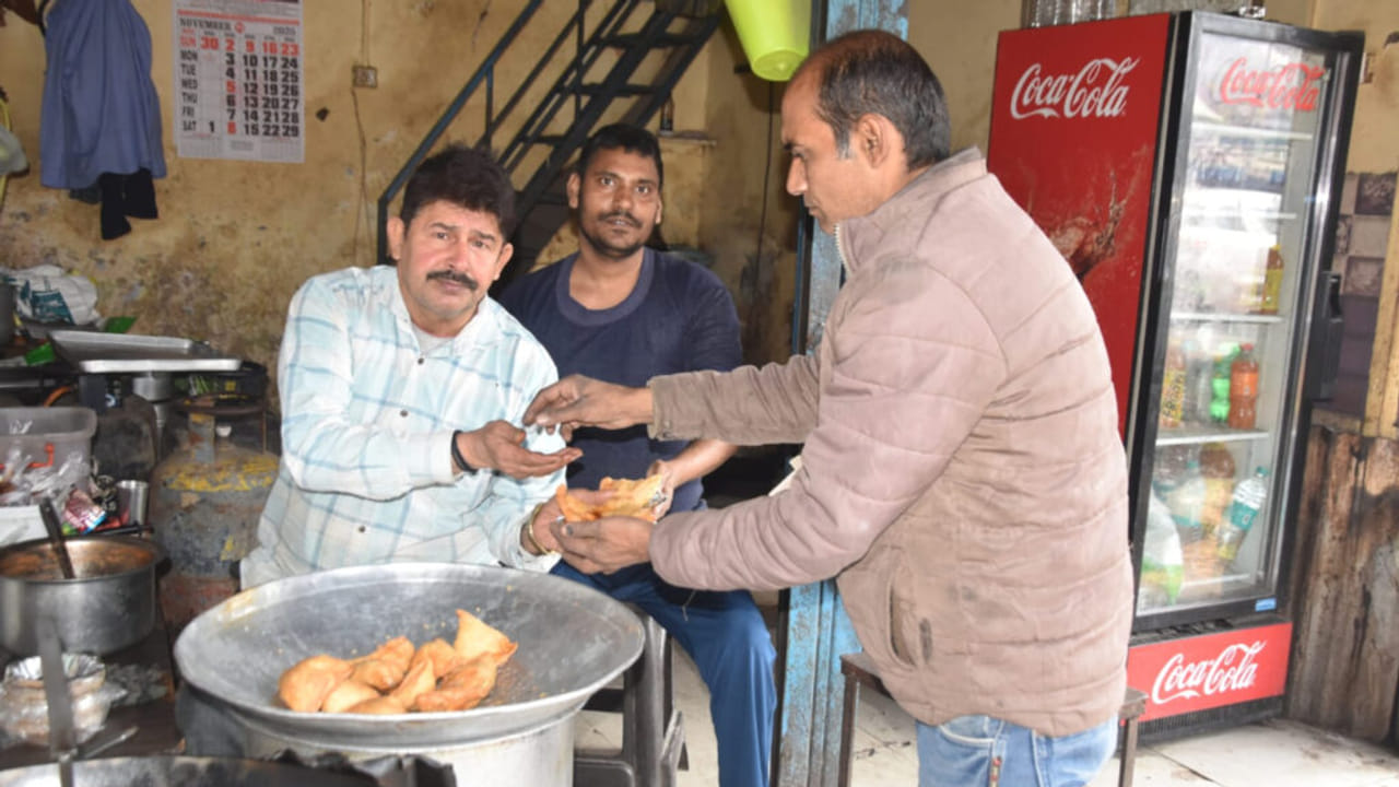 मुरादाबाद: 25 पैसे से 10 रुपये तक का सफर, 20 साल बाद भी ‘जय समोसा’ का वैसा ही स्वाद