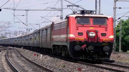 क्रॉसिंग से पहले खुद ट्रेन बजाएगी सीटी, इस रूट पर 'कवच' का ट्रॉयल शुरू