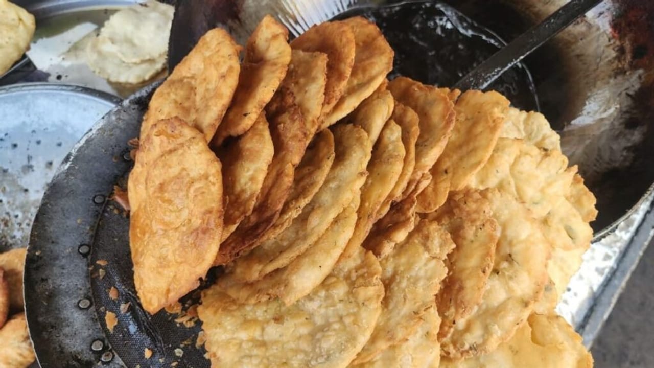 यूपी के इस शहर में रायते में डुबोकर खाई जाती है कचौड़ी, देखें तस्वीरें