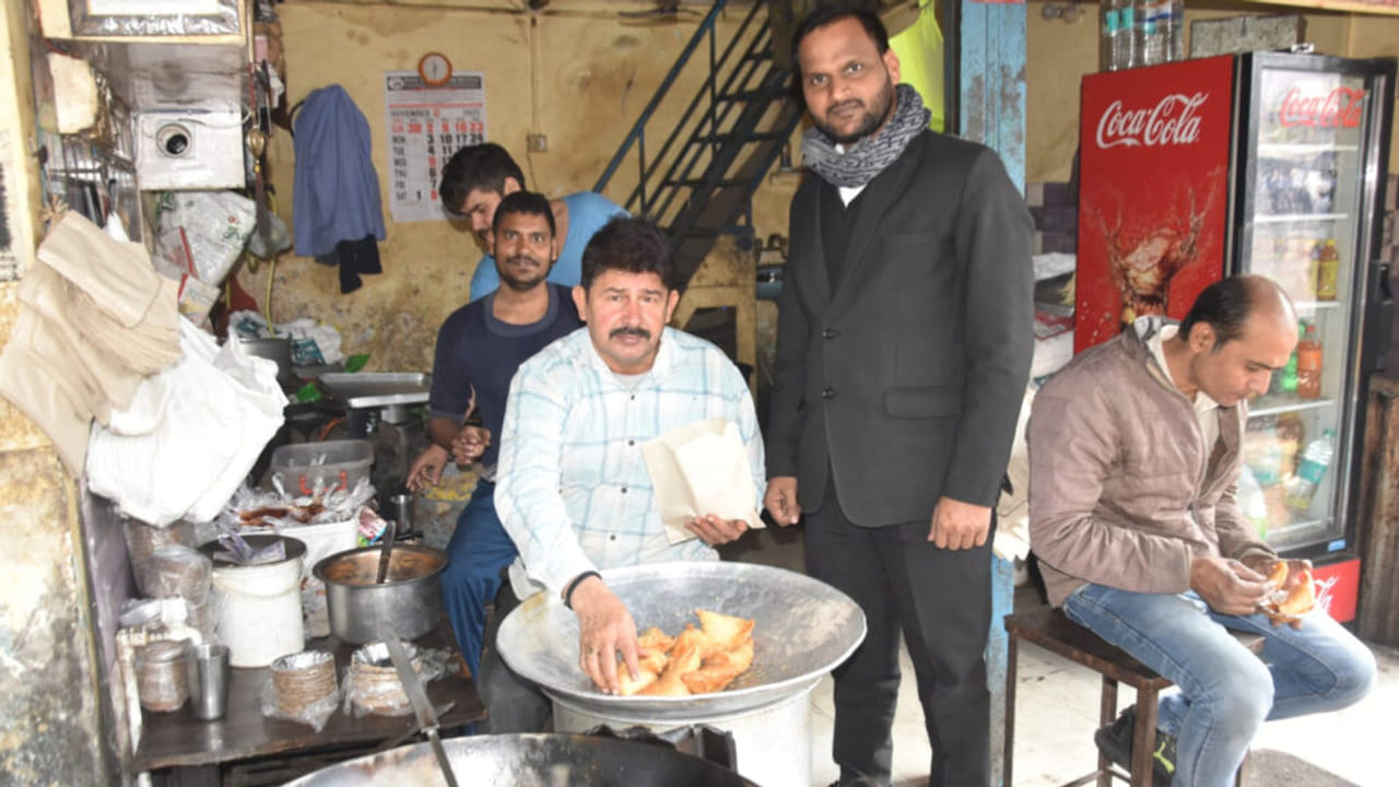 मुरादाबाद: 25 पैसे से 10 रुपये तक का सफर, 20 साल बाद भी ‘जय समोसा’ का वैसा ही स्वाद