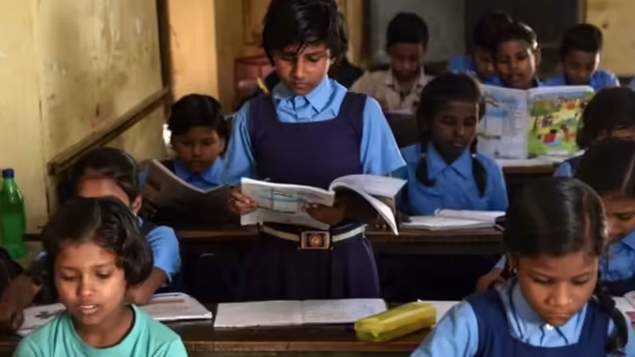 स्वेटर का 1200 रुपये ना मिलने से यूपी में ठंड से ठिठुर रहे 10 लाख बच्चे, आधार कार्ड ऐसे बन गया रोड़ा